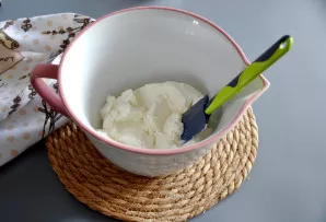 Kol pagrindas kepa, į dubenį sudėkite rikotą.