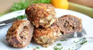 Apkepkite kotletus iš abiejų pusių aliejuje iki paruošimo. Mėsa viduje neturi būti raudona. Skanaus!