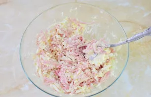 Į dubenį įdėkite majonezą ir visus ingredientus gerai išmaišykite, kol gausite vienalytę masę.