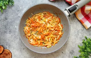 Kepinkite daržoves ant silpnos ugnies 6-7 minutes, kol suminkštės, vis pamaišydami.