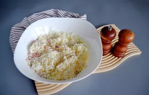 Pasūdykite ir pabarstykite pipirais pagal skonį.