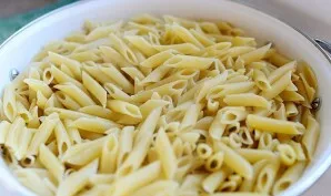 Makaronus išvirti al dente.