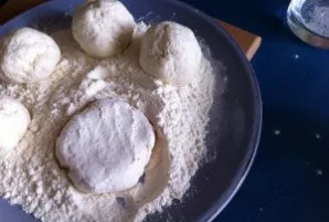 Suformuokite varškėčius.