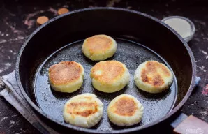 Kepkite varškėtukus iš abiejų pusių po 3–4 minutes. Paruoštus varškėčius patiekite.