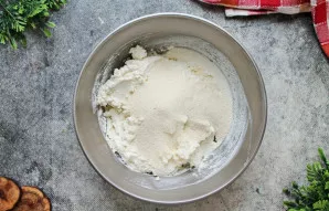 Į varškės masę įberkite manų kruopas ir išmaišykite.