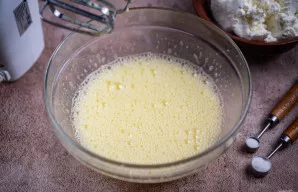 Plakite mikseriu, kol gausite purią masę.