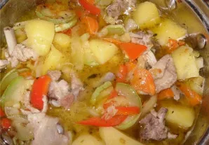 Maždaug įpusėjus gaminimui sudėkite likusias daržoves ir troškinkite, kol bulvės visiškai išvirs.