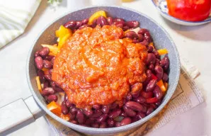 Sudėkite pomidorų tyrę.