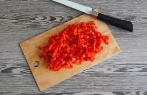 Išimkite paprikos sėklas ir supjaustykite smulkiais kubeliais.