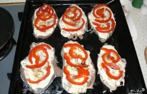 Ant sviestu pateptos kepimo skardos išdėliokite filė, apteptą majonezo ir grietinės mišiniu. Viršuje dėkite svogūną ir papriką. Kepkite 3...