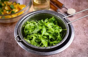 Rukolą nuplaukite šaltu vandeniu per sietelį.