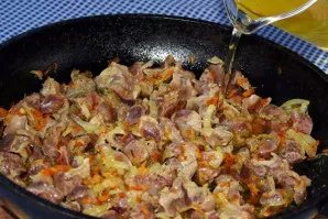 Tuomet prie daržovių sudėkite skrandukus ir supilkite apie 200 ml vandens arba sultinio. Užvirkite ir sumažinkite kaitrą. Troškinkite 10-...