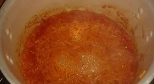 Į troškintas morkas sudėkite likusias daržoves.