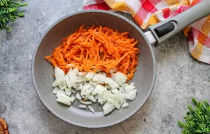 Svogūną supjaustykite ir sudėkite į keptuvę su morkomis.