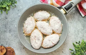 Padalykite faršą į vienodas dalis ir drėgnomis rankomis formuokite kotletus. Įkaitinkite keptuvėje augalinį aliejų ant vidutinės ugnies. ...