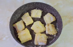 Žuvis turėtų įgauti auksinę spalvą.