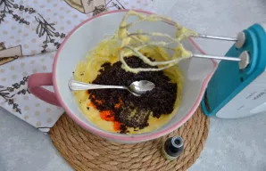 Į masę sudėkite apelsino žievelę, aguonas ir 1 arbatinį šaukštelį karčiųjų migdolų ekstrakto arba bet kurio kito, nurodyto recepte, ryške...