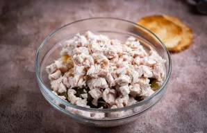 Sudėkite ją į dubenį prie kitų ingredientų.