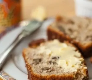 Supjaustykite paruoštą bananų duoną ir patiekite su arbata. Skanaus!