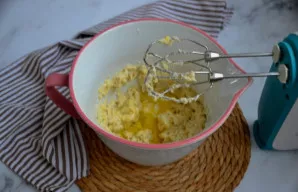 Į sviesto mišinį įmuškite kiaušinį ir vėl plakite iki purumo ir vienalytės konsistencijos.
