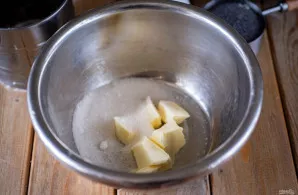 Tada į šią sviestinę masę įmuškite kiaušinį, įberkite druskos.