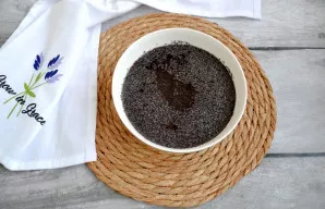 Kol tešla kyla, paruoškite aguonų įdarą. Užpilkite aguonas verdančiu vandeniu, uždenkite ir palikite išbrinkti 30–40 min.