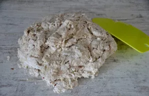 Padėkite tešlą ant stalo ir rankomis ją išminkykite.