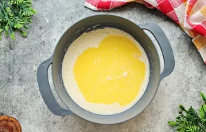 Į tešlą supilkite ištirpintą sviestą, išmaišykite ir palikite 20 minučių pastovėti.