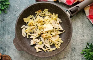 Obuolius nulupkite, išpjaukite sėklalizdžius ir supjaustykite šiaudeliais arba kubeliais. Į keptuvę dėkite sviestą ir paruoštus obuolius.