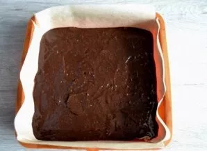 Tešlą sudėkite į kepimo indą, išklotą kepimo popieriumi. Brownies kepkite 180 laipsnių orkaitėje 20 minučių.