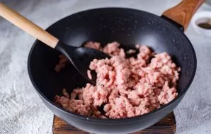 Įkaitinkite augalinį aliejų keptuvėje ir sudėkite maltą mėsą.