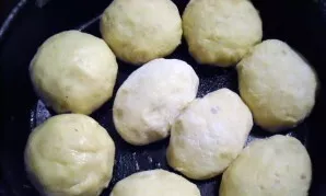 Į gilią, karščiui atsparią keptuvę įpilkite aliejaus. Sudėkite į ją rutuliukus. Paruoškite padažą sumaišydami pomidorų sultis, grietinę i...