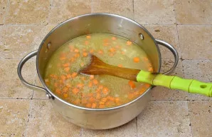 Supilkite sultinį ir kaitinkite ant vidutinės ugnies, neleisdami sriubai stipriai virti.