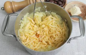 Sudedame tarkuotą sūrį.