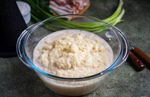 Visas šias bulves sutarkuokite smulkia tarka.