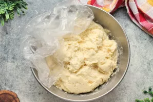 Į dubenį persijokite miltus ir tiesiog sumaišykite ingredientus iki vientisos masės, išminkykite. Uždenkite dubenį ir palikite 20 minučių...