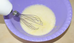 3 trynius išplakite su citrinos sultimis, įdėkite žievelę.