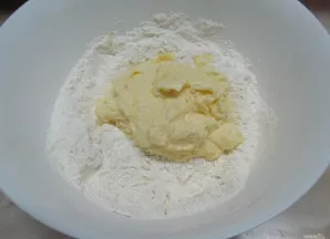 Į sausus ingredientus sudėkite sviestinę masę ir užminkykite tešlą.