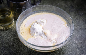 Supilkite į juos kiaušinių ir mielių mišinį.