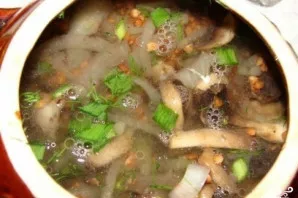 Sudėkite žalumynus į puodą ir užpilkite vandeniu beveik iki viršaus. Dėkite į orkaitę 40-60 minučių.