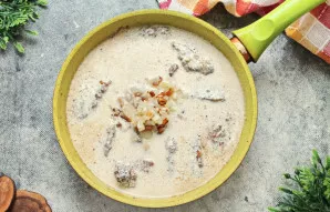 Sudėkite apkepintą svogūną.