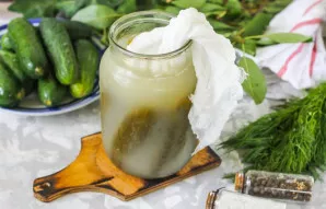 Per šį laiką agurkai fermentuosis ir taps sultingi, tuo pačiu išlikdami traškūs.