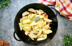 Viską pasūdykite, pabarstykite pipirais, įdėkite lauro lapą. Galite dėti mėgstamų prieskonių, bet ir be jų patiekalas yra labai aromatingas.