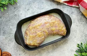 Įkaitinkite orkaitę iki 180 °C. Kepimo formoje įpilkite truputį vandens, sudėkite paruoštą kalakutą ir uždenkite folija.