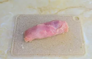 Susukite vyniotinį su įdaru viduje.