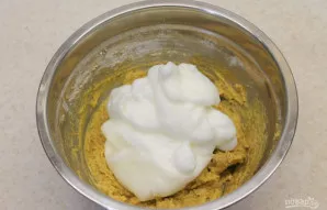 Į atšaldytus baltymus įberkite druskos ir išplakite mikseriu. Išplaktus baltymus įmaišykite į tešlą ir atsargiai išmaišykite.