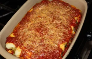 Iš anksto įkaitintoje orkaitėje kanelonai kepami apie 30 minučių. Prieš patiekiant galima pabarstyti smulkintomis šviežiomis žolelėmis.