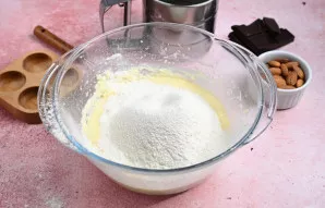 Persijokite miltus su kepimo milteliais.