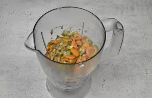 Sudėkite daržovių mišinį kartu su pipirų žirneliais į indą su kepenėlėmis.