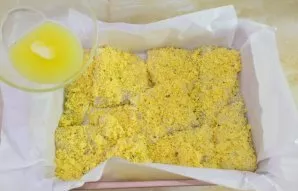 Sudėkite žuvį į karščiui atsparų indą ir apšlakstykite ištirpintu sviestu. Įkaitinkite orkaitę iki 180 laipsnių ir kepkite apie 40 minučių.